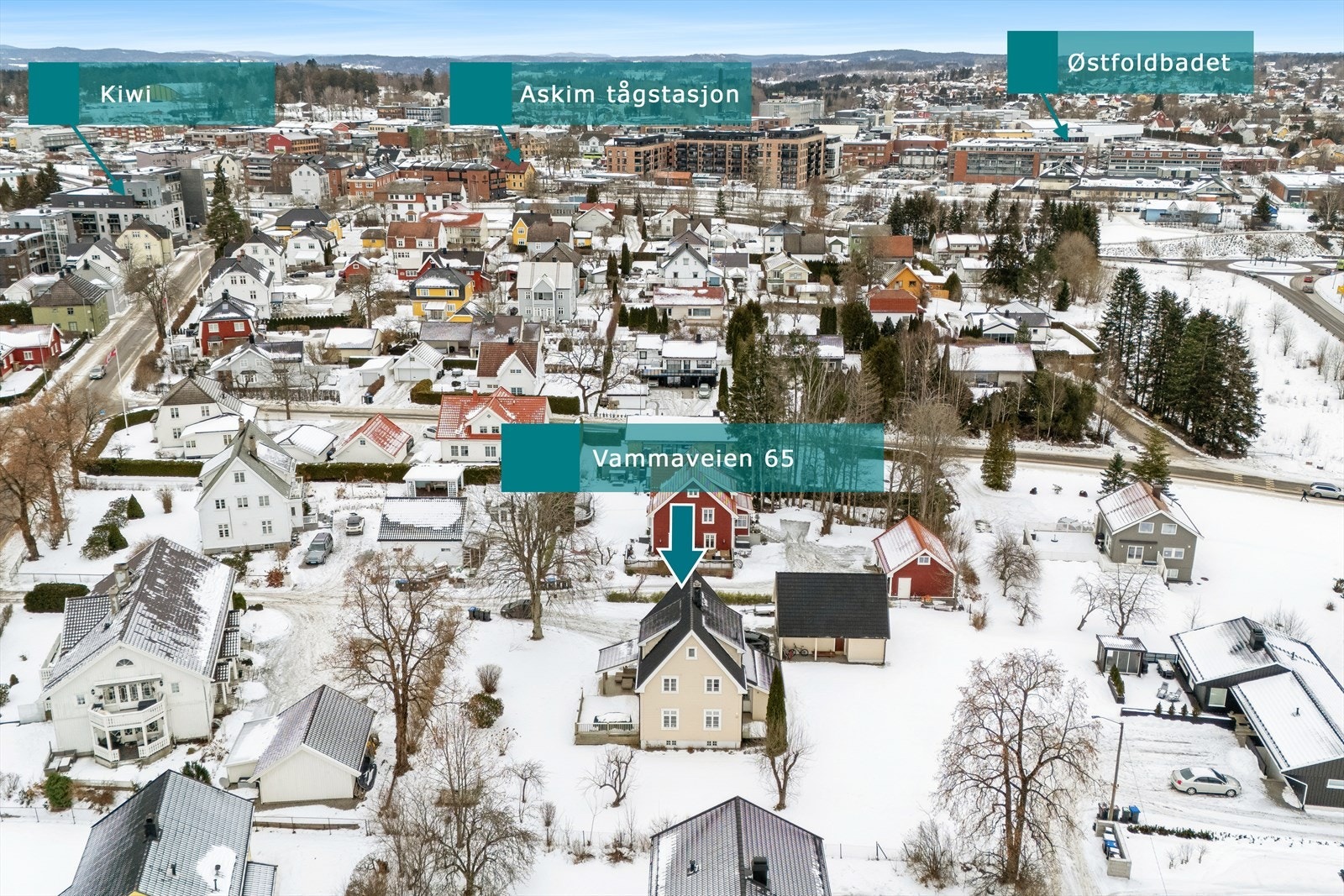 Eiendommen er på hele 1.663 kvm. beliggende i et meget attraktivt boligområde med kort vei til skoler, barnehager, butikker og offentlig kommunikasjon. Galleribilde