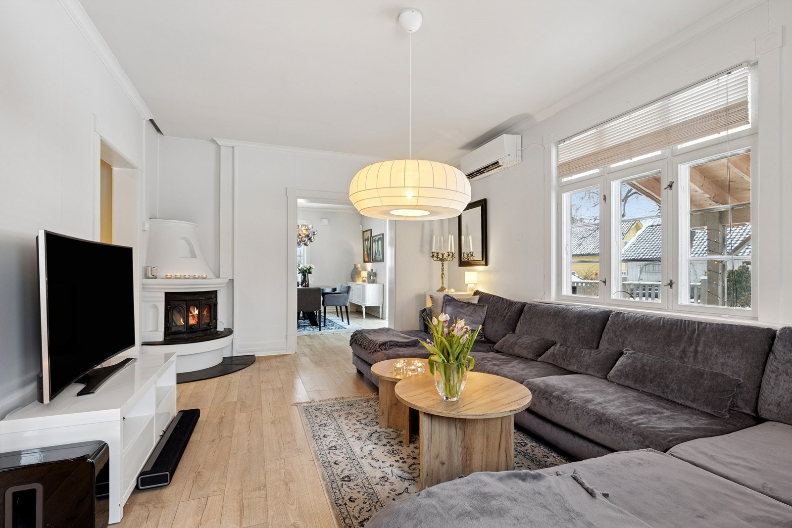 Stuen er utstyrt med en stemningsfull peisovn og en luft-til-luft varmepumpe, som gir både komfort og energieffektiv oppvarming. Galleribilde