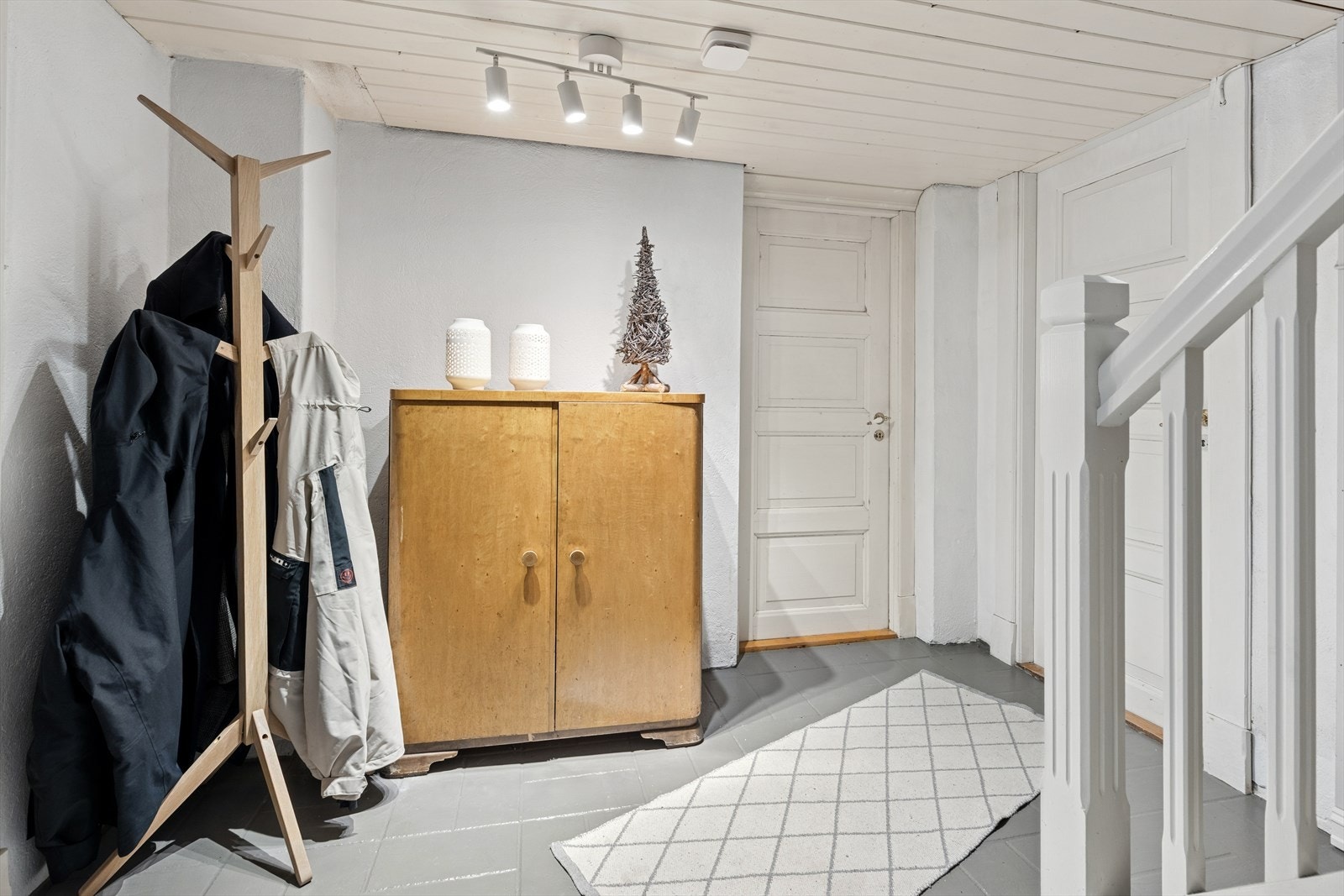 Lys og romslig gang i kjelleretasjen. Galleribilde