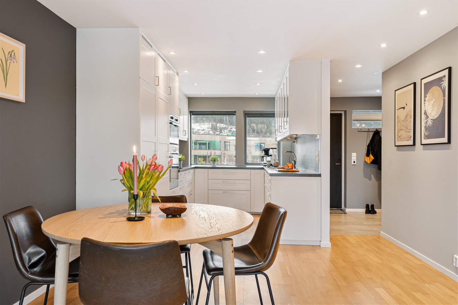 Spiseplassen ligger praktisk plassert mellom kjøkkenet og stuen. Galleribilde