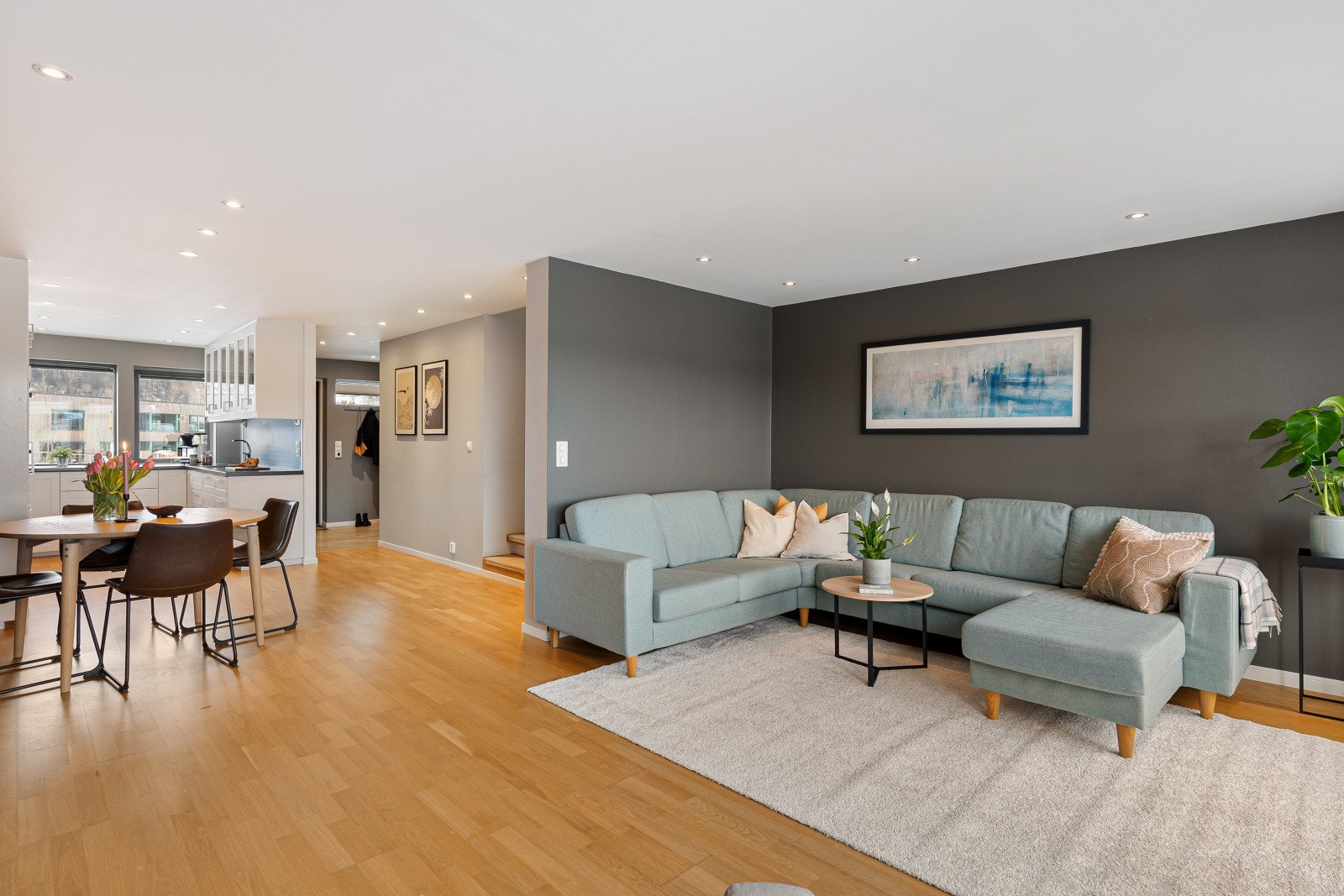 Velkommen til en særdeles lekker 4-roms leilighet over 2 plan på Utleirtunet 28B, presentert av Lisbeth Kristengård hos Proaktiv Eiendomsmegling Galleribilde