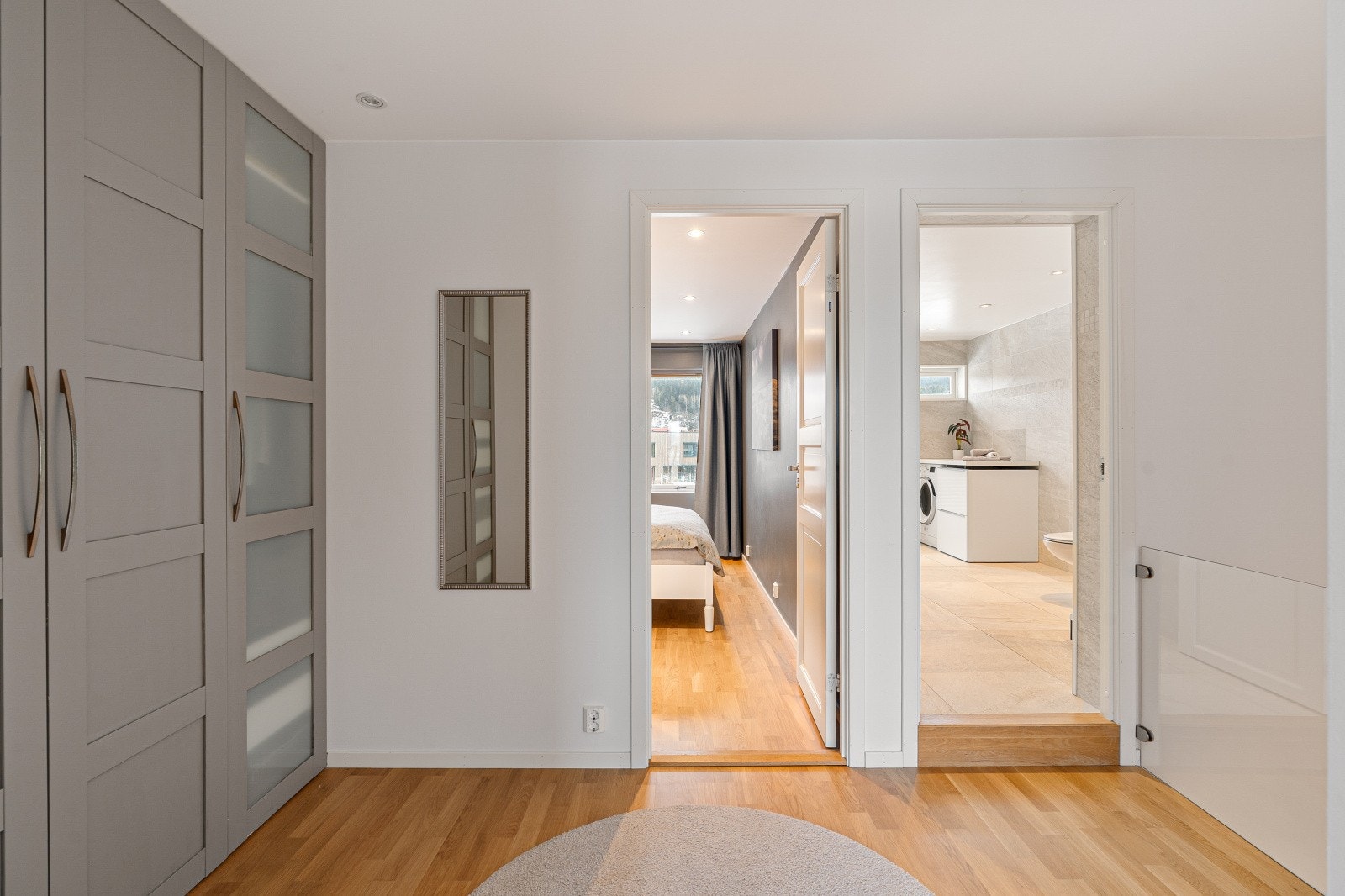 Fra hallen på 8 kvm. er det inngang til soverommene og baderommet. Galleribilde