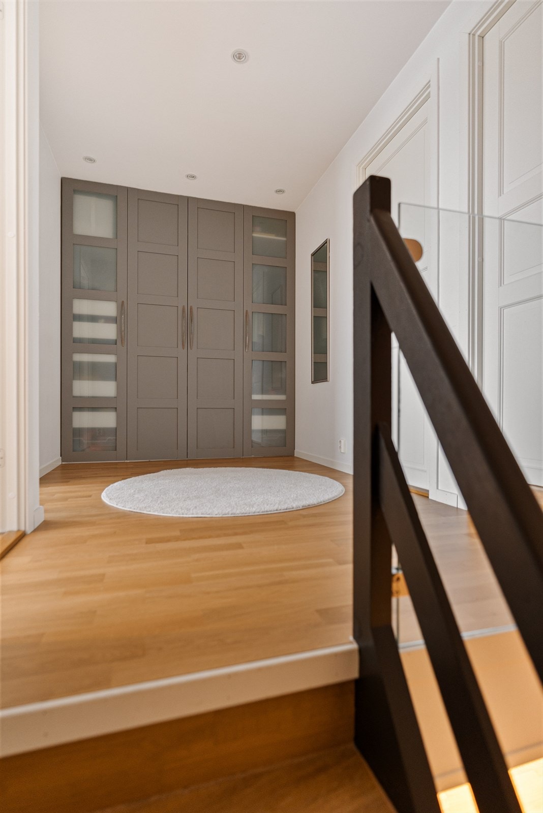 Tar du trappen opp til boligens 2. etasje ankommer du en hall hvor det er garderobeskap med god lagringsplass og fra led downlights i himling har man god belysning. Galleribilde