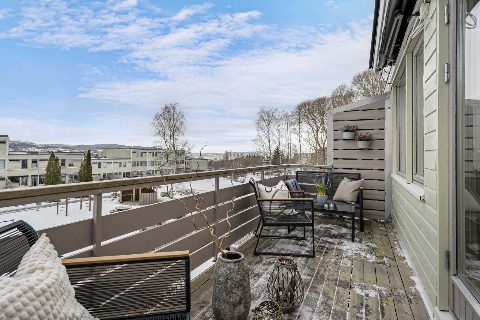 Verandaen vender ut mot store friarealer med lekeplass og det er god avstand mellom boligene. Her er det montert motorisert markise som dekker hele verandaen om ønskelig. Markisen er totalt 5 meter. Galleribilde