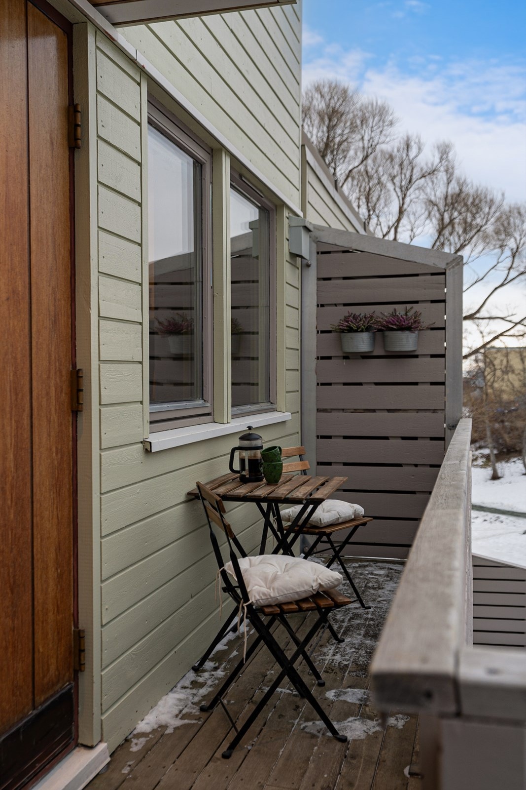 Inngangspartiet har plass til en liten sittegruppe hvor man kan nyte morgensolen. Galleribilde