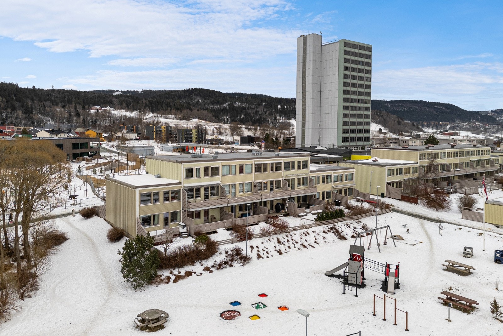 Leiligheten nyter en fin beliggenhet i et rolig og familievennlig tun på Risvollan, med bilfrie internveier og flere lekeplasser like ved. Galleribilde