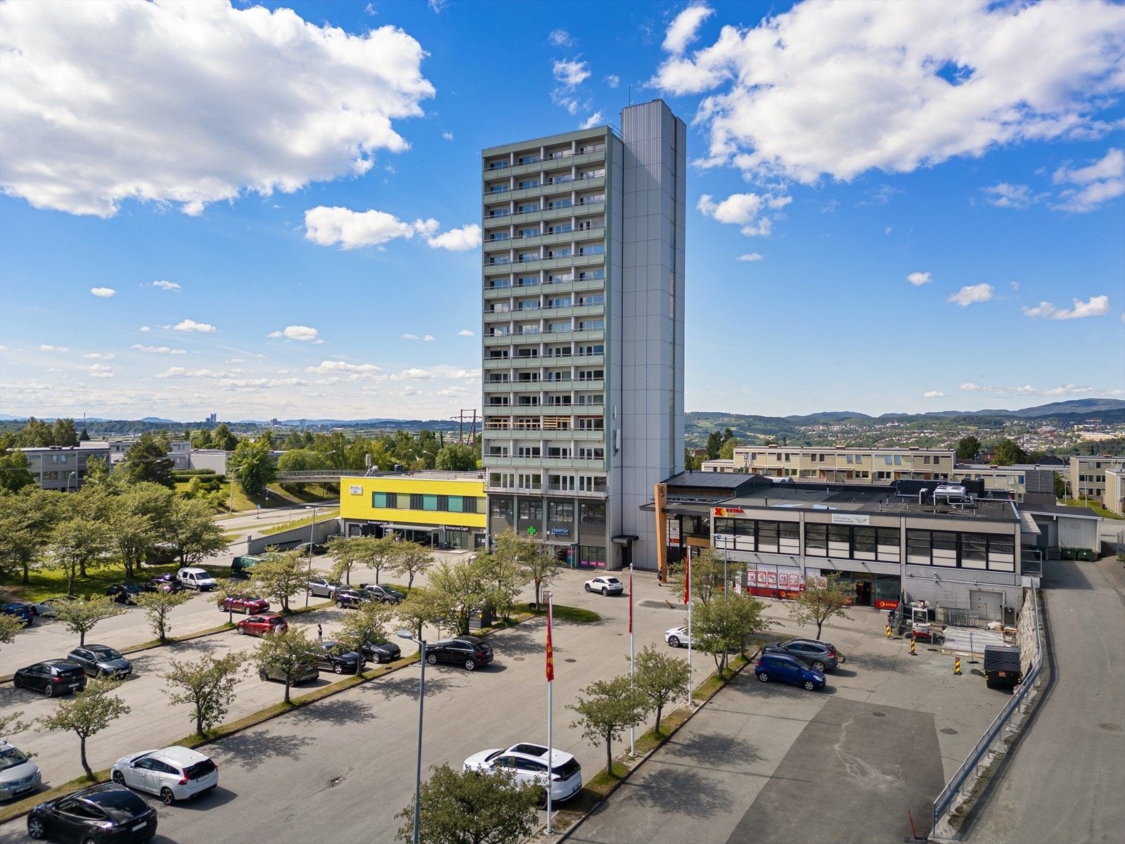 Risvollan senter rett ved har et bredt utvalg av dagligvare- og servicefunksjoner, og rommer blant annet Coop Extra med post-i-butikk. Galleribilde