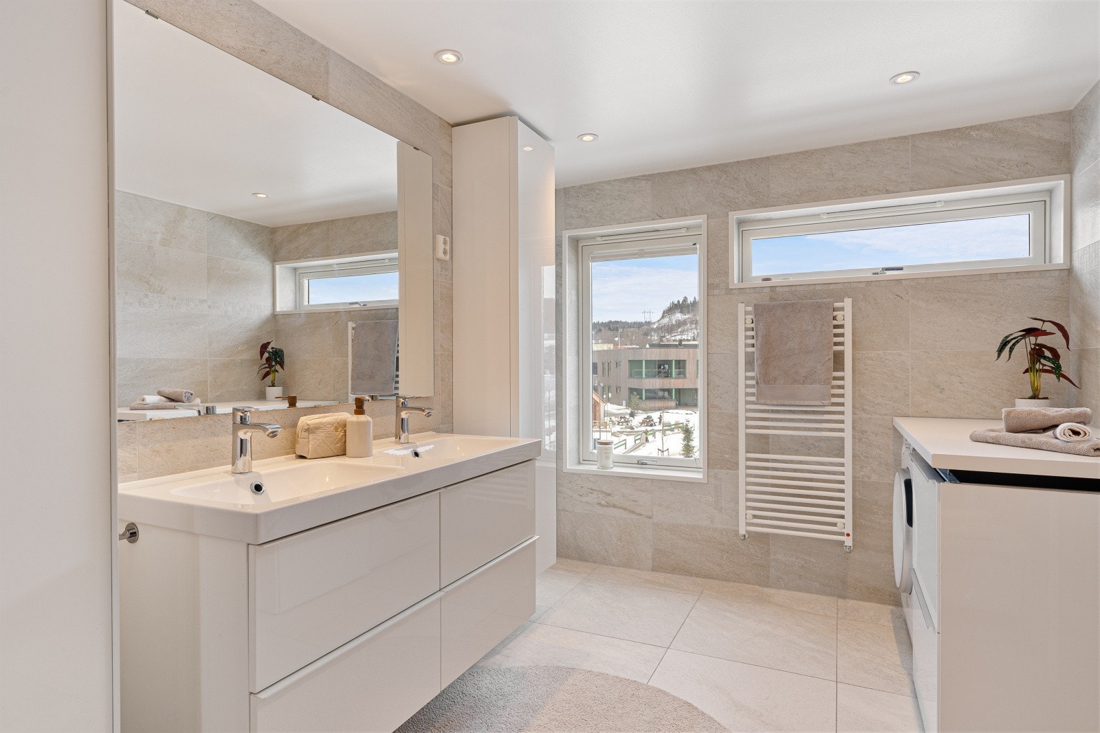 Stilren og smakfull baderomsinnredning med dobbel vask og armatur fra GROHE Galleribilde