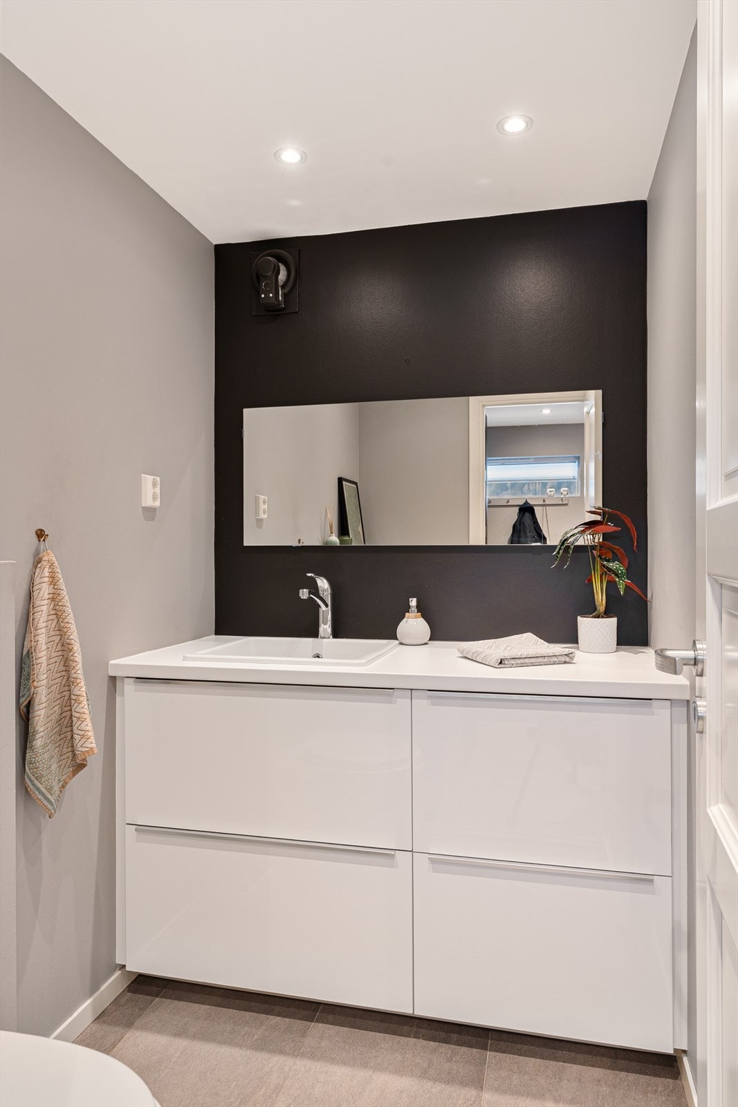 Toalettrommet har fliser på gulv med varmekabler, led downlights i himling og innredning med skuffer slik at plassen utnyttes på best mulig måte. Galleribilde