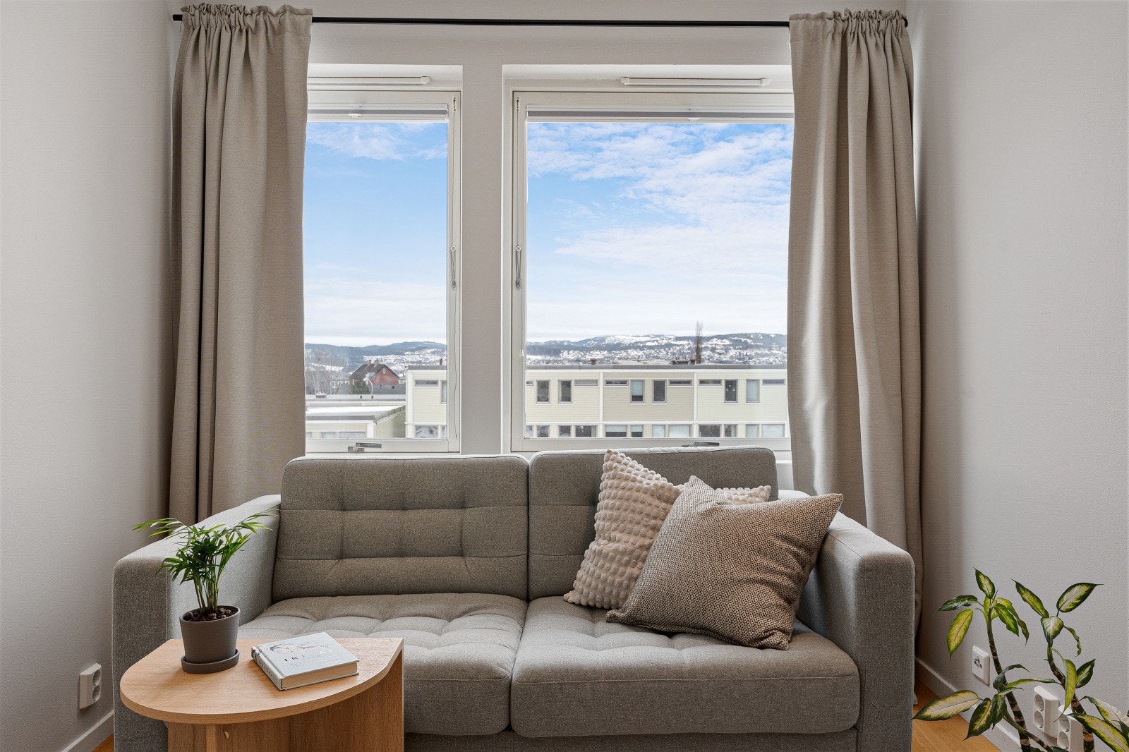 Det har også en flott utsikt mot vesthimmelen. Alle soverommene har parkettgulv og led downlights i himling. Galleribilde