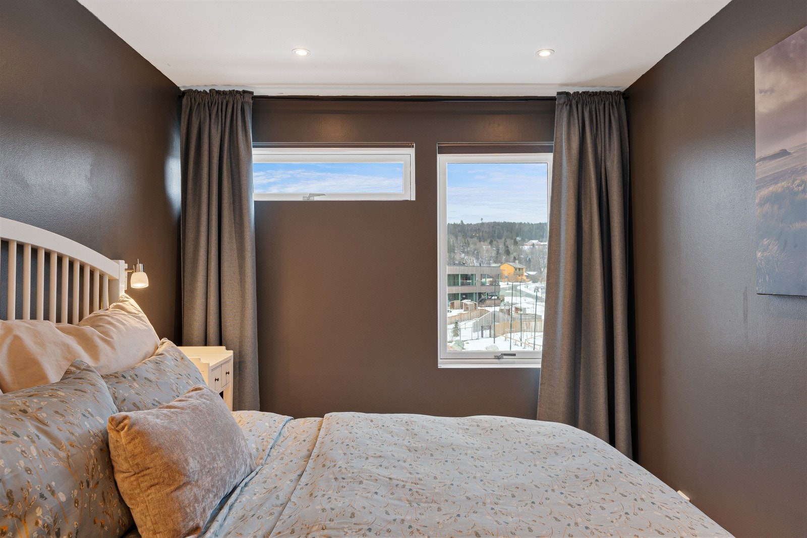 Vindusflatene er vendt mot øst og boligens fremside med utsikt mot Estenstadmarka. Galleribilde