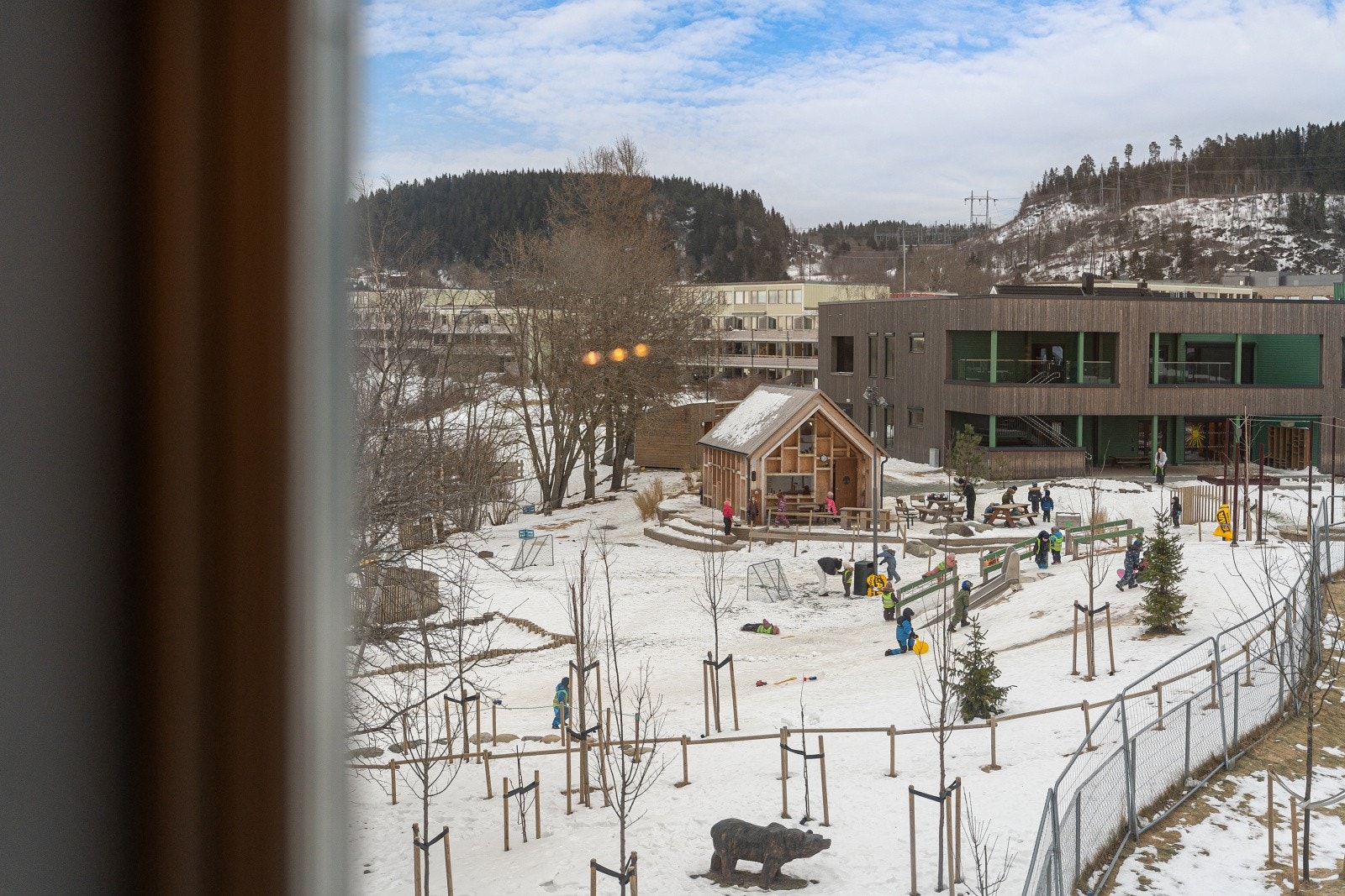 Her har fotografen zoomet inn bilde av den nye flotte barnehagen og lekeplassen. Galleribilde