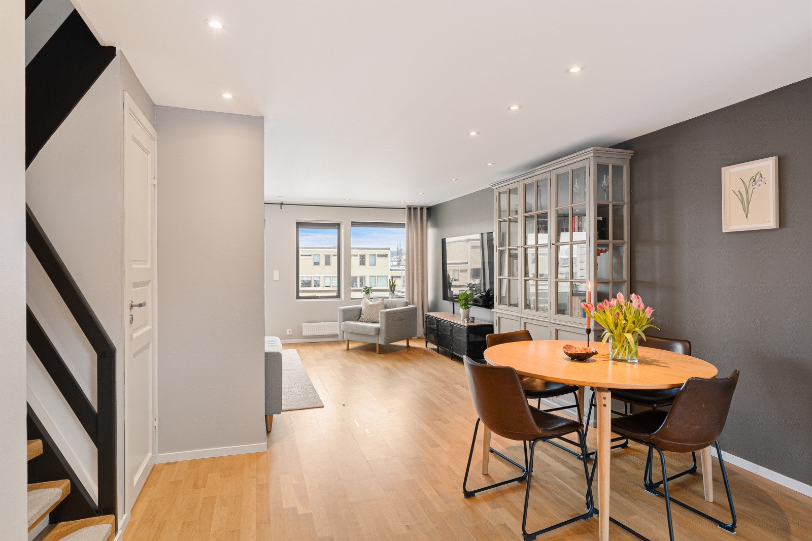 Leiligheten ble oppusset i 2013 med bl.a. nytt skult el-anlegg med led downlights. Lun eikeparkett på gulv og ellers glatte overflater. Galleribilde