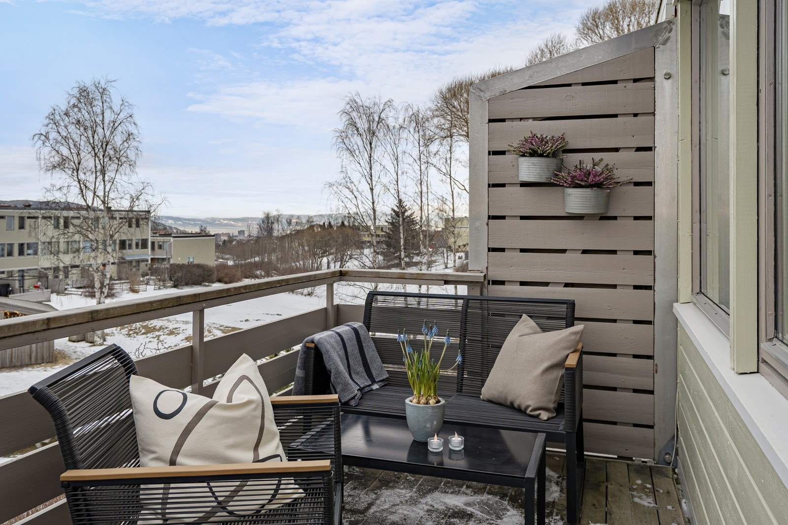 På den usjenert vestvendte balkongen på 9 kvm nyter gode solforhold på ettermiddag og kveldstid. Galleribilde