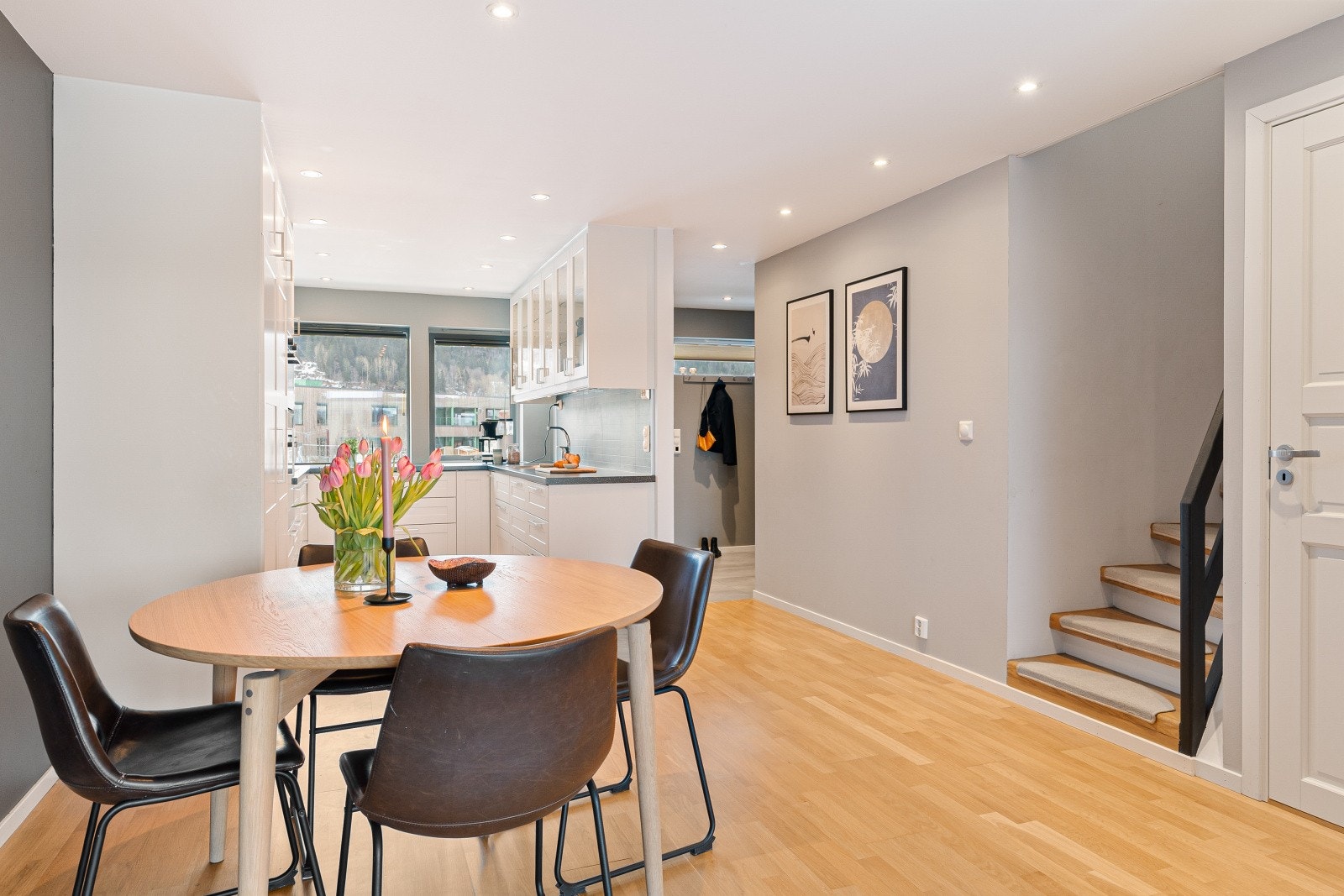 I forlengelse av entréen finner man et fantastisk allrom bestående av stue, spisestue og kjøkken. Legg merke til den praktiske boden under trappen. Galleribilde