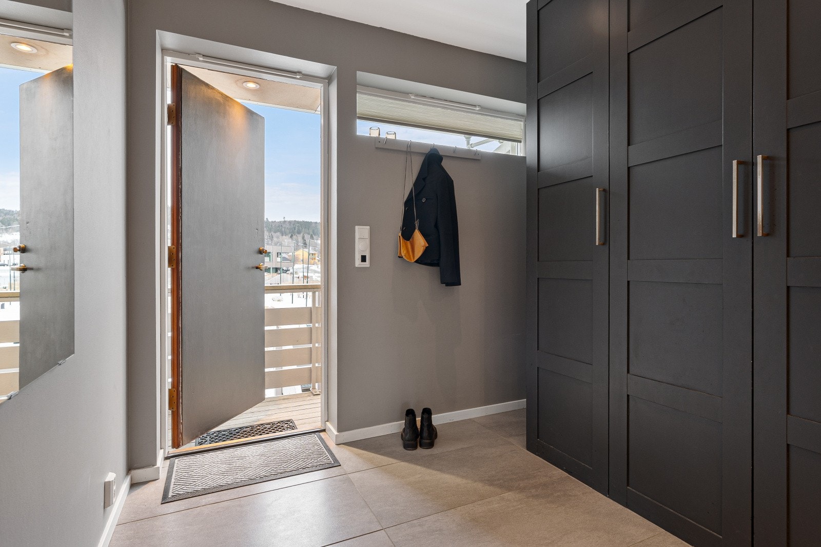 Førsteinntrykket dannes i det du beveger deg over dørstokken. Her ønskes du velkommen av en romslig entré. Galleribilde