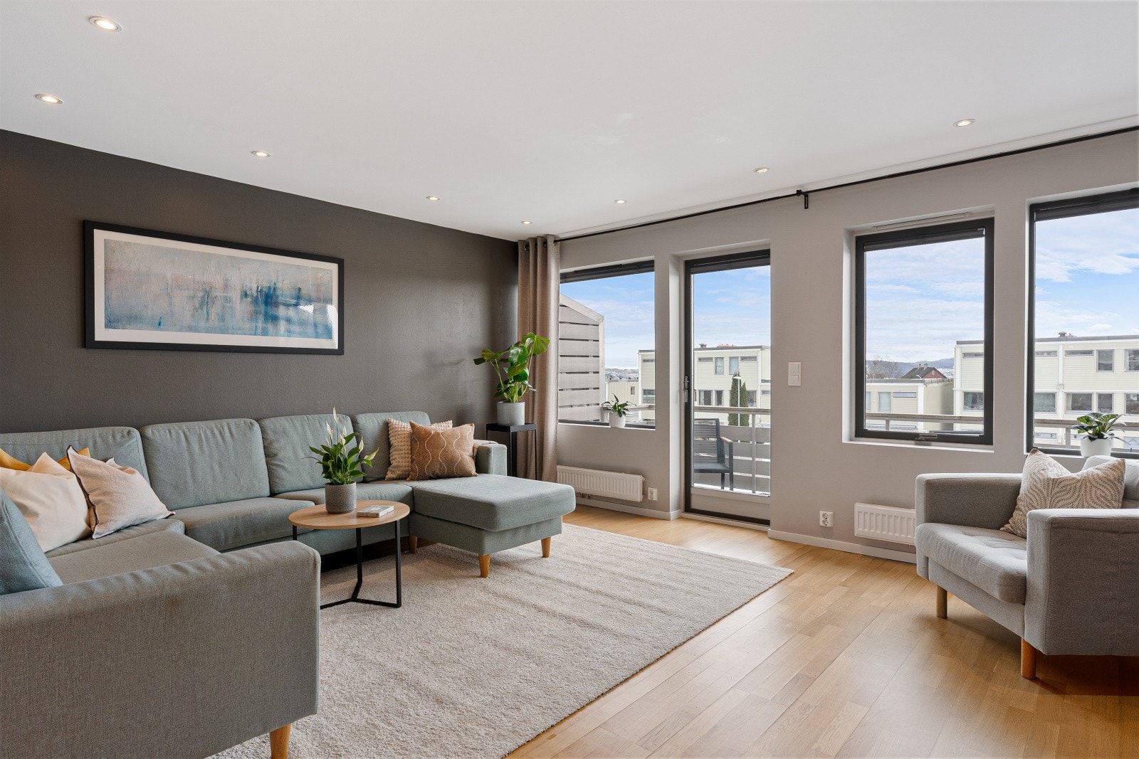 Store vindusflater i begge ender av boligen gir et godt gjennomlys. Galleribilde