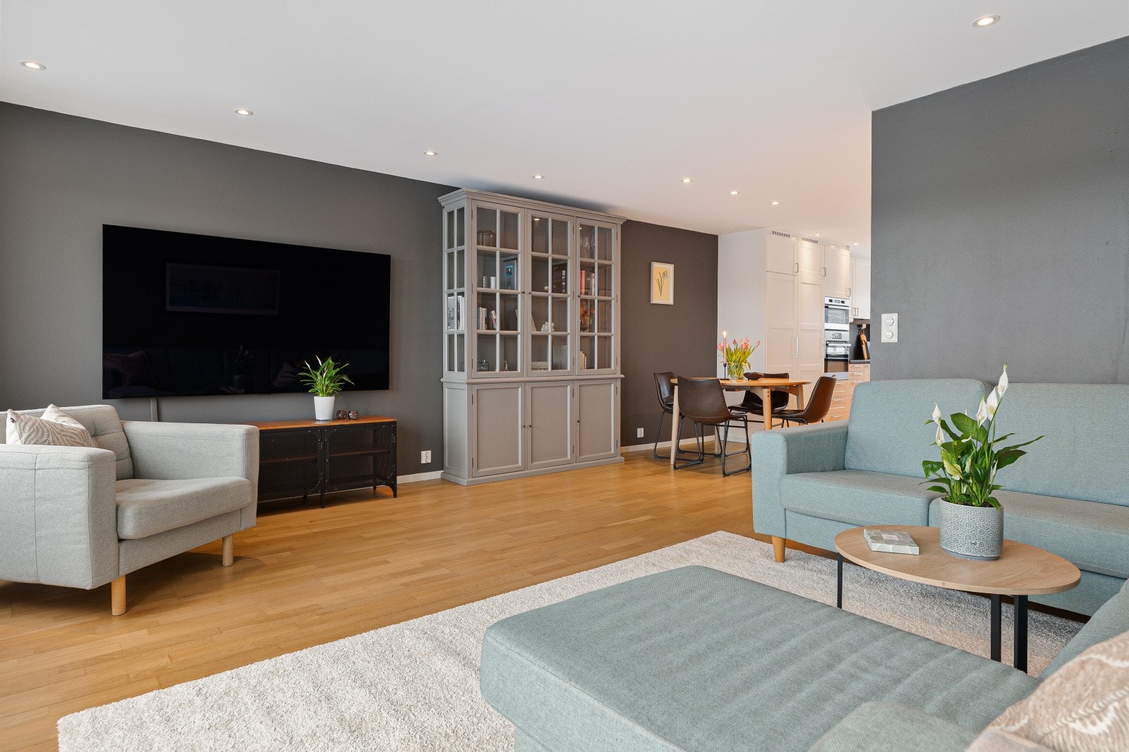 Stuen har 2 stk. TV-uttak slik at man har flere møbleringsmuligheter. Galleribilde