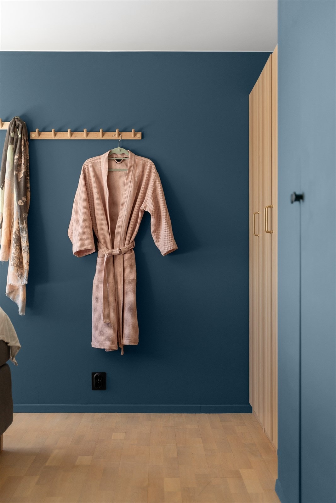 Soverom II er malt i en mørk blåfarge og har medfølgende garderobeskap. Galleribilde