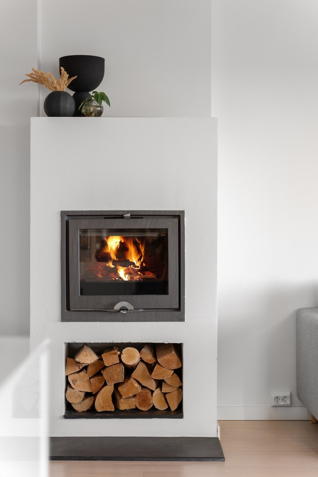 Peisovn i stue som varmer godt i boligen. Hyppig brukt av dagens eier. Galleribilde