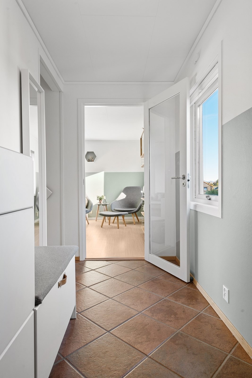 Fra entré kan man praktisk å kunne stenge av med dør til 2.etg, dersom man har gjester i hoveddel. Galleribilde