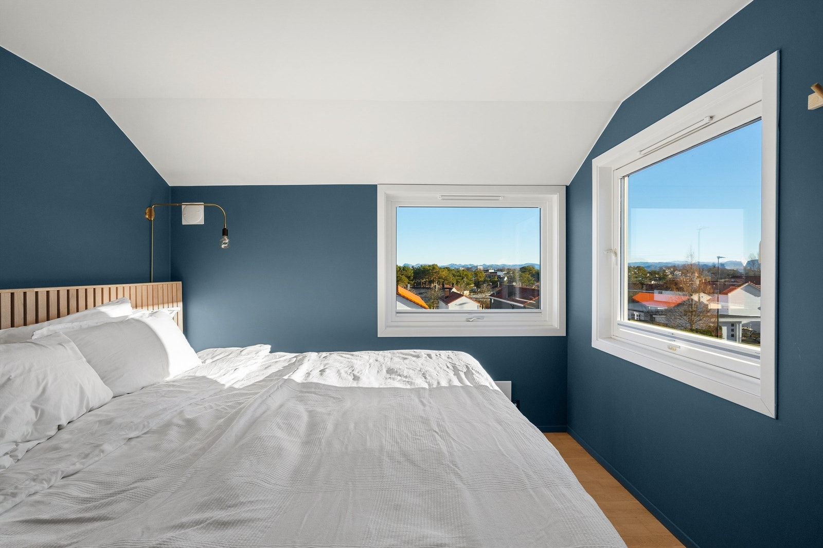 På soverommet er det to store vinduer i hjørnet, som lar deg nyte flott utsikt. Galleribilde