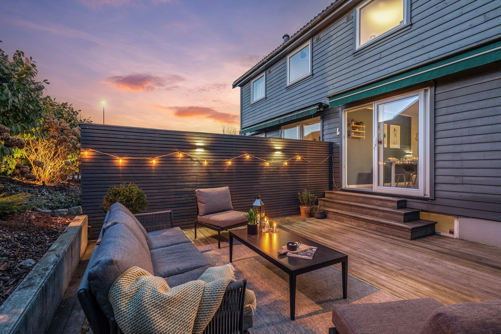 Fin uteplass like utenfor kjøkken og stue, hvor man kan nyte sene kvelder. Galleribilde