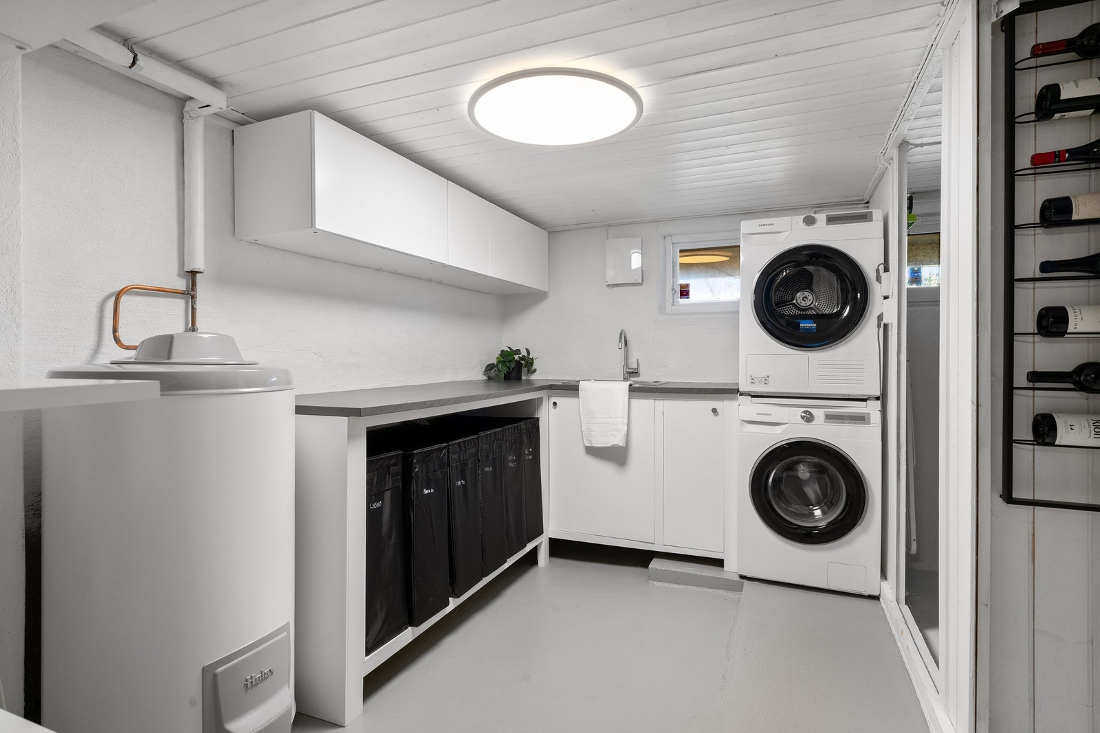 Vaskerom er av god størrelse og har praktisk arbeidsbenk, god oppbevaringsplass og opplegg for vaskemaskin og tørketrommel. Ved vaskerom har man to romslige boder med god oppbevaringsplass. Galleribilde