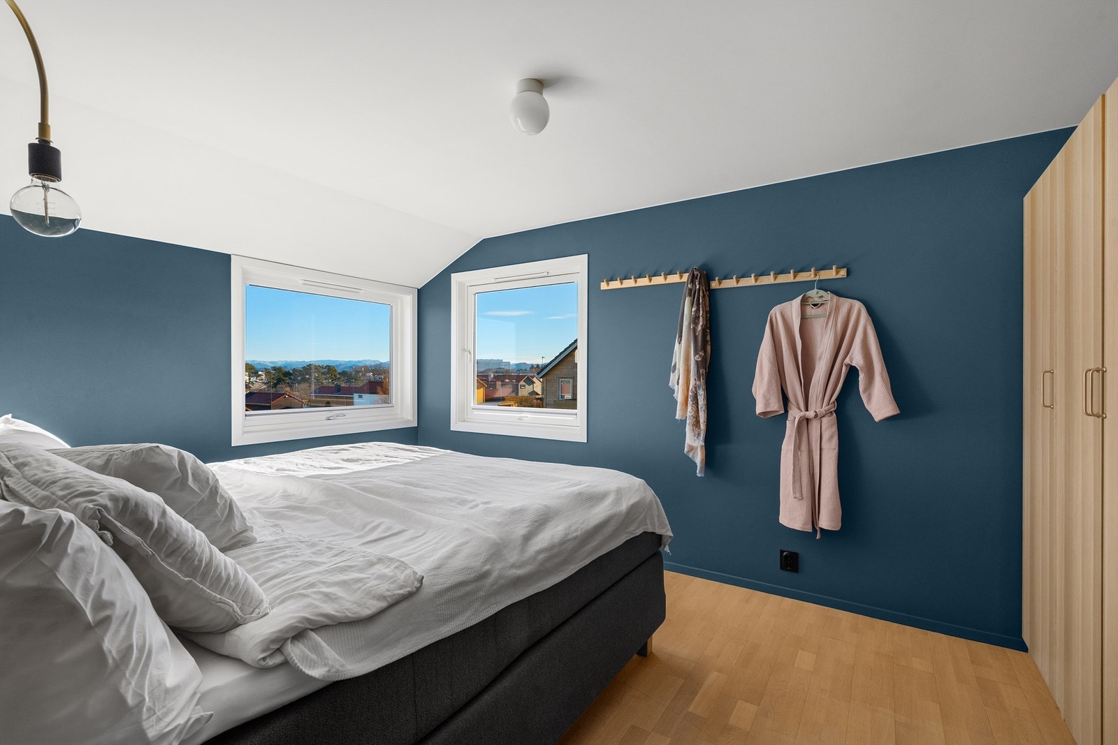 Soverom II brukes som hovedsoverom og har plass til stor seng i tillegg til garderobeskap til oppbevaring. Galleribilde