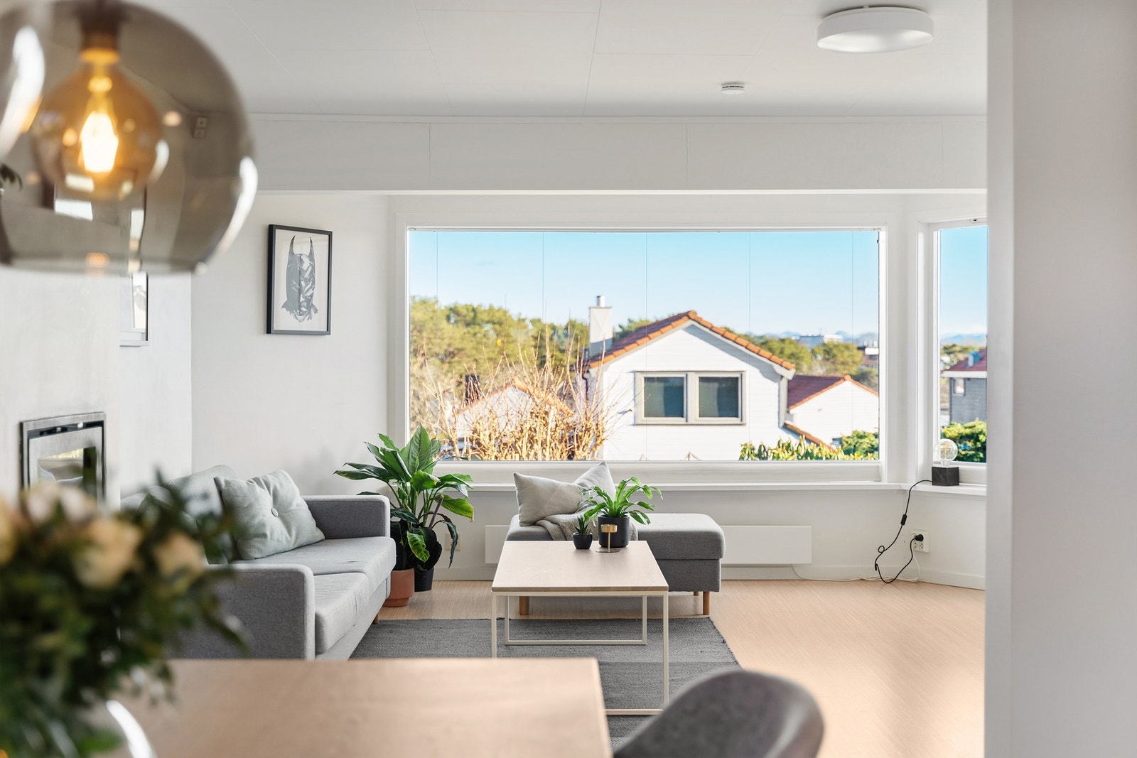 Kjøkken og spisebord mot stue. Galleribilde