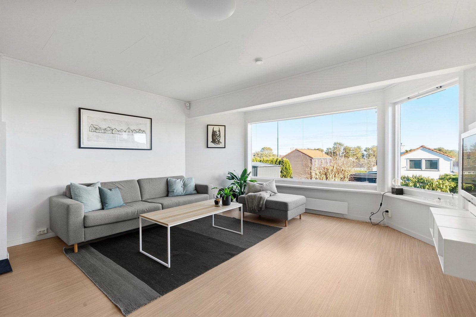 Stuen er bygd ut fra originalt. Gode møbleringsmuligheter. Galleribilde