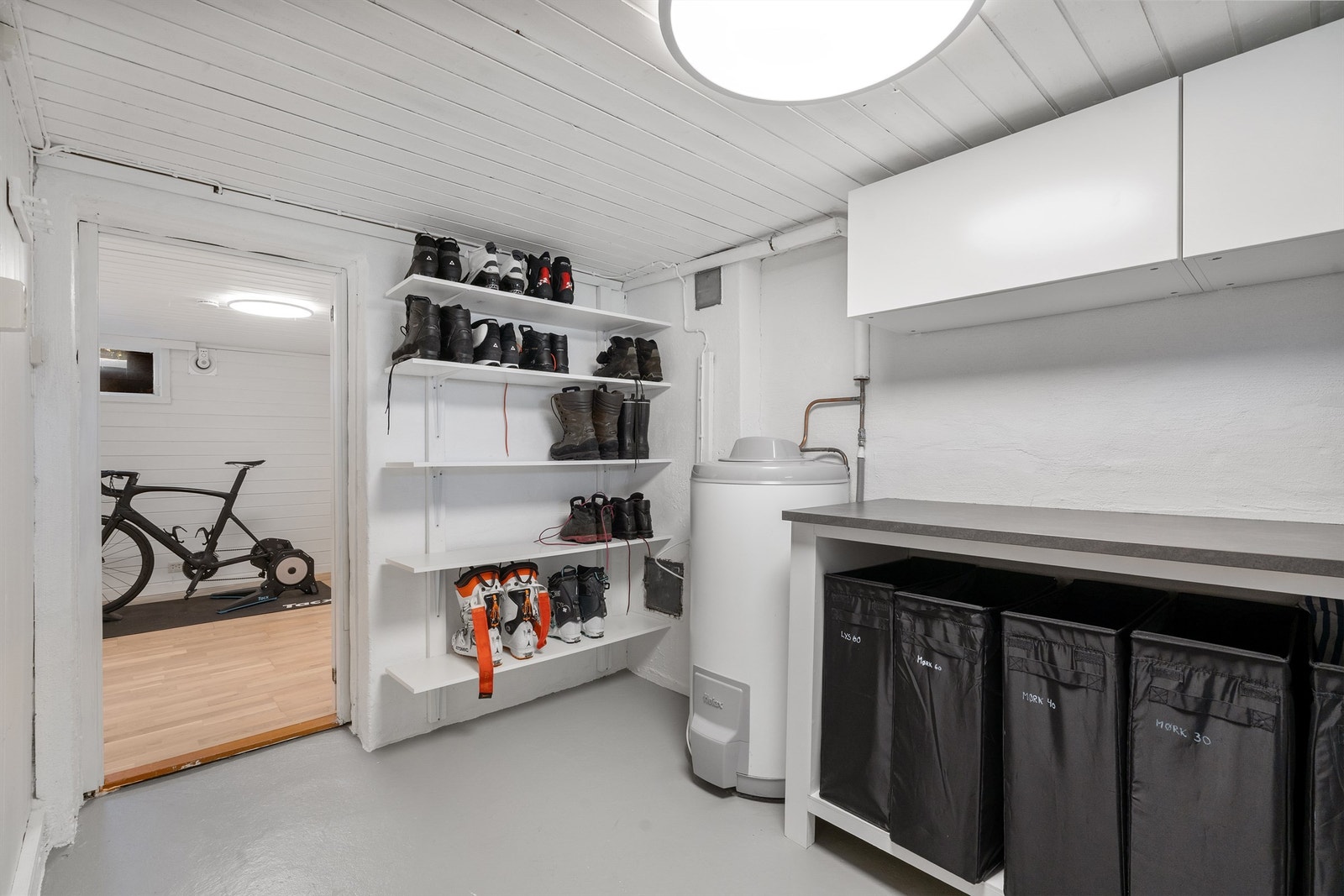 Betonggulv og malte betongvegger. På vaskerom ble det lagt om fra kobber til rør i rør til vask og vaskemaskin i 2024, utført av Midbøe AS. Galleribilde