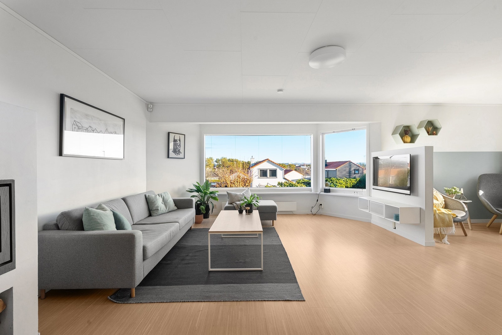 Stuen ligger delvis åpen mot kjøkken. Skal man ha store selskap er det enkel tå dekke langbord fra kjøkken/spisestue mot stue. Galleribilde