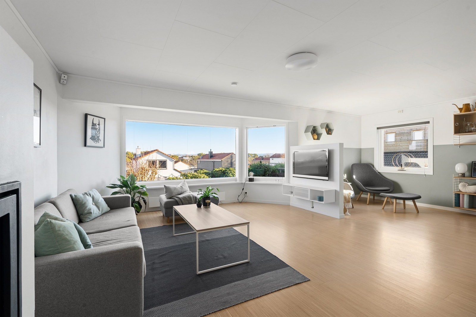 Stuen oppleves som meget lyst og luftig med store vindu, parkett på gulv og malte veggflater. Galleribilde