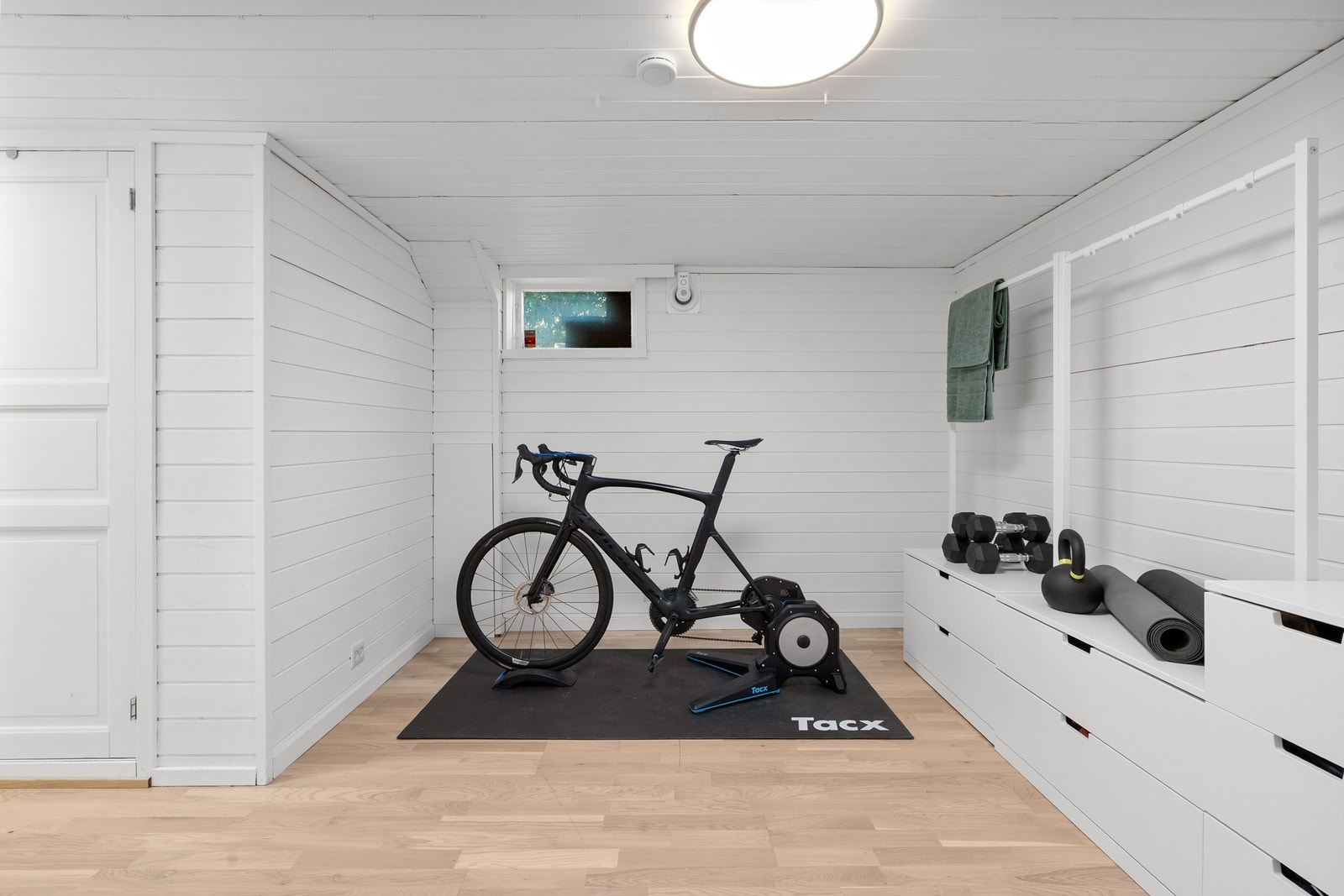 Kjelleren er innredet med hobbyrom, vaskerom, bad, to romslige boder med lagringsplass, og gang med utgang til hage. Galleribilde