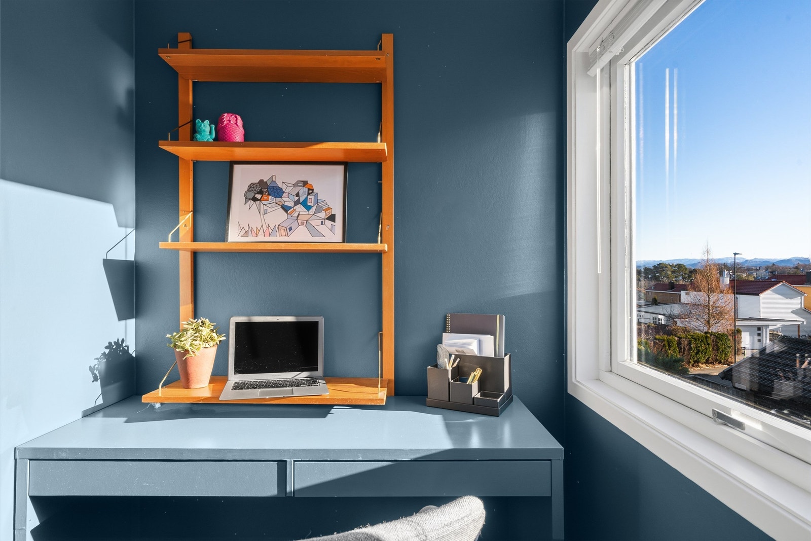 Soverom III med utsikt fra kontorpulten. Galleribilde