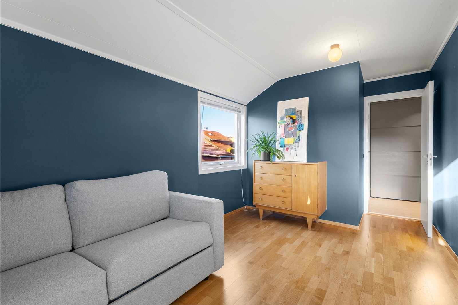 Det er stedbygd garderobe i vegg. Parkett på gulv og malte vegger. Galleribilde