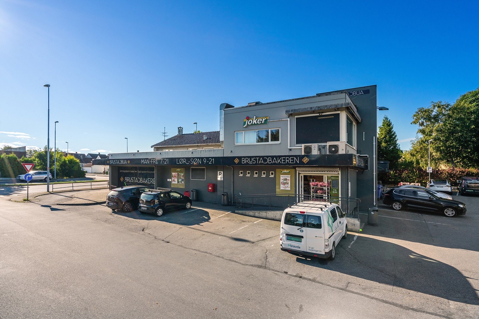 Det er flere dagligvarebutikker i umiddelbar nærhet, blant annet søndagsåpne BrustadBua. Galleribilde