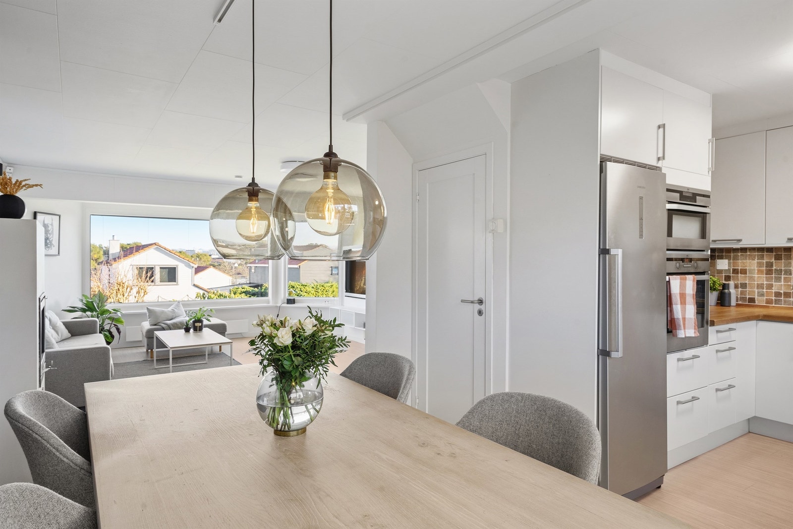 Kjøkken ligger delvis skjult fra stue, og med en naturlig plass til spisebord. Galleribilde