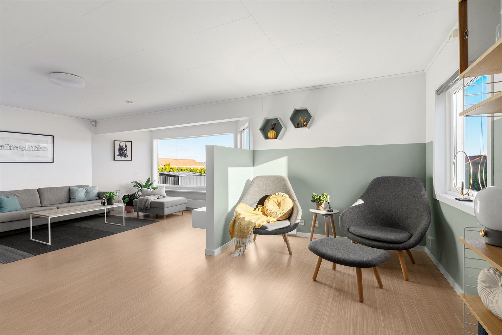 Stuen har ulike soner og veggen som er satt opp er en smart løsning for tv. Galleribilde