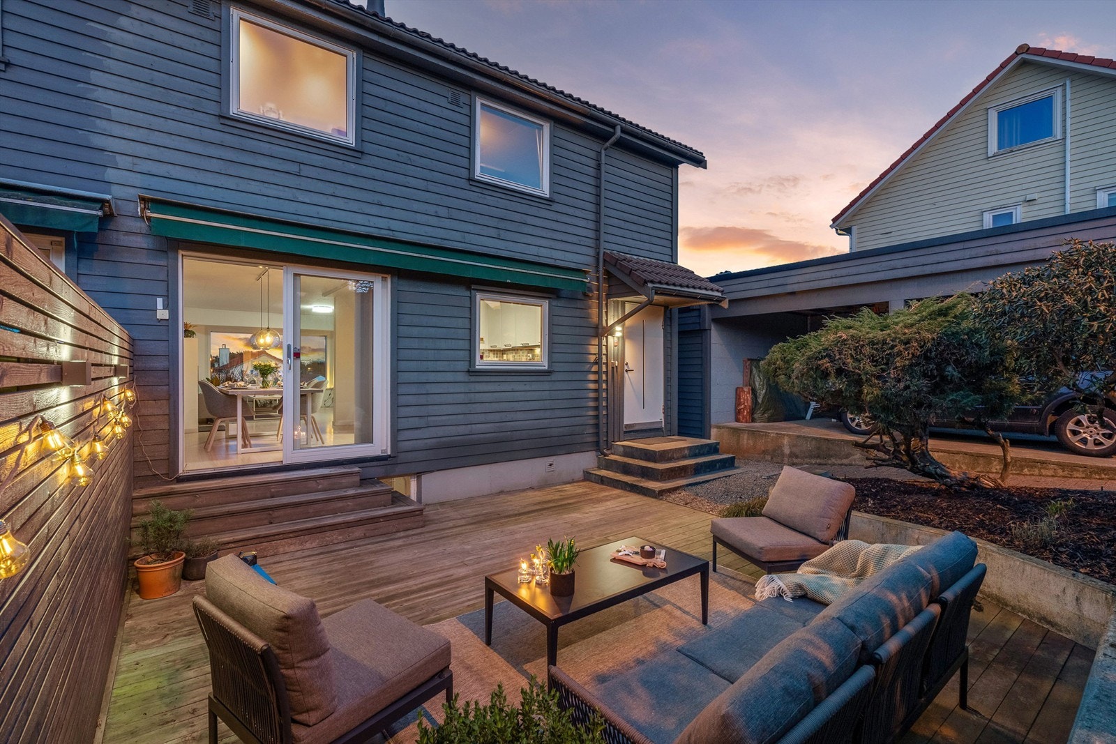 Boligen ligger i en rolig gate og det er en skjermet uteplass. Galleribilde