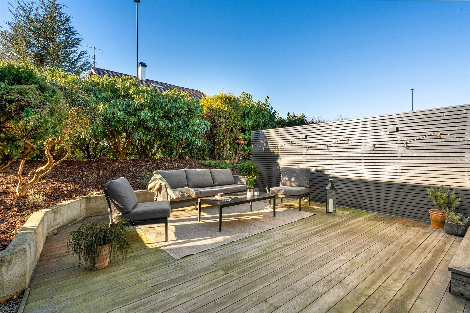 Boligen ligger i en rolig gate, med lite gjennomgangstrafikk. Galleribilde