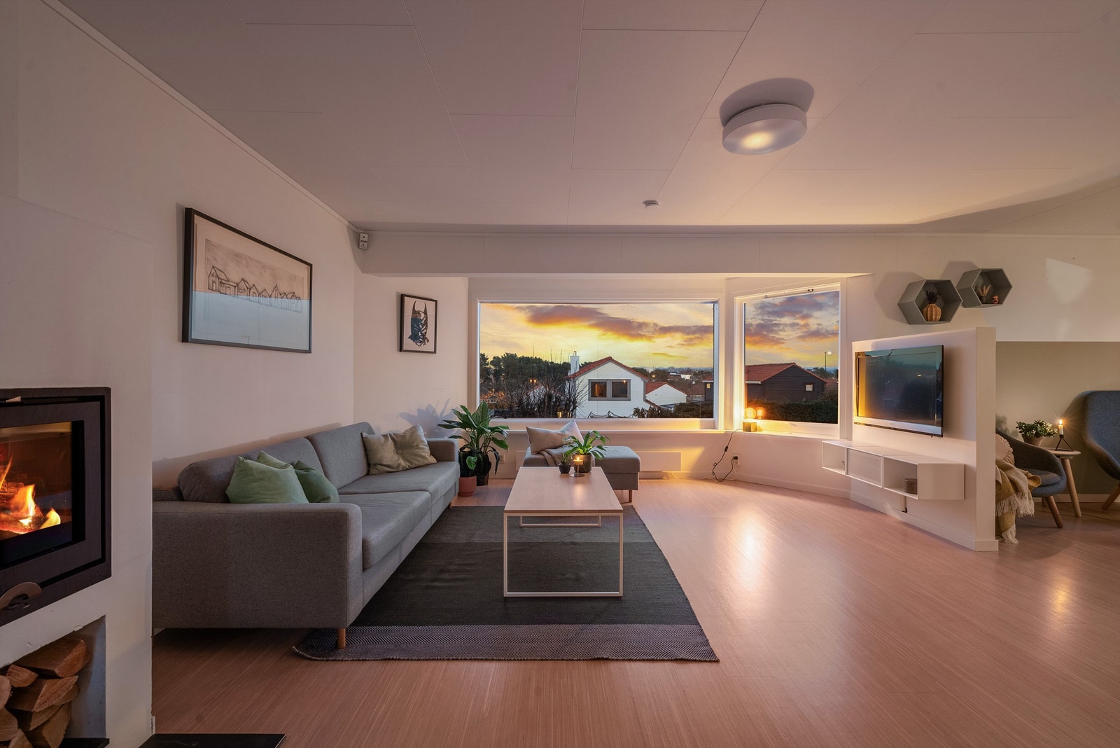 Flott utbygd stue med peis. Galleribilde