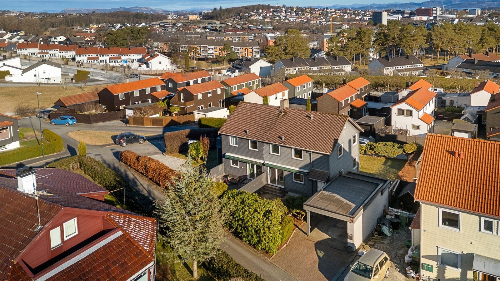 Det er parkering i carport, samt plass til ekstra bil i bakkant. Galleribilde