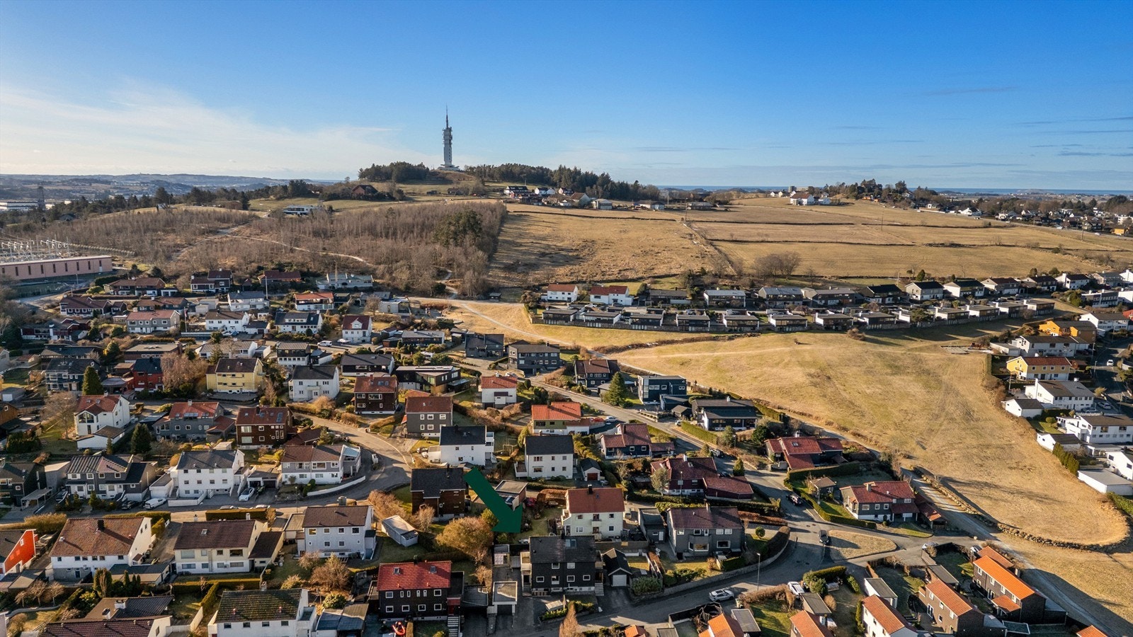 Vertikaldelt tomannsbolig med rolig og fin beliggenhet i Ullandhaugskråningen, og med flott utsikt fra flere rom Galleribilde