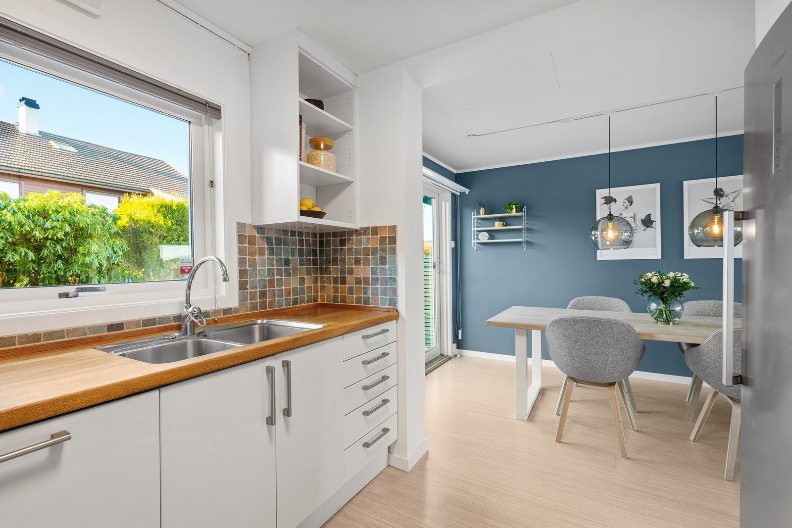 Det er direkte utgang til sør-vestvendt og skjermet terrasse med gode solforhold. Galleribilde