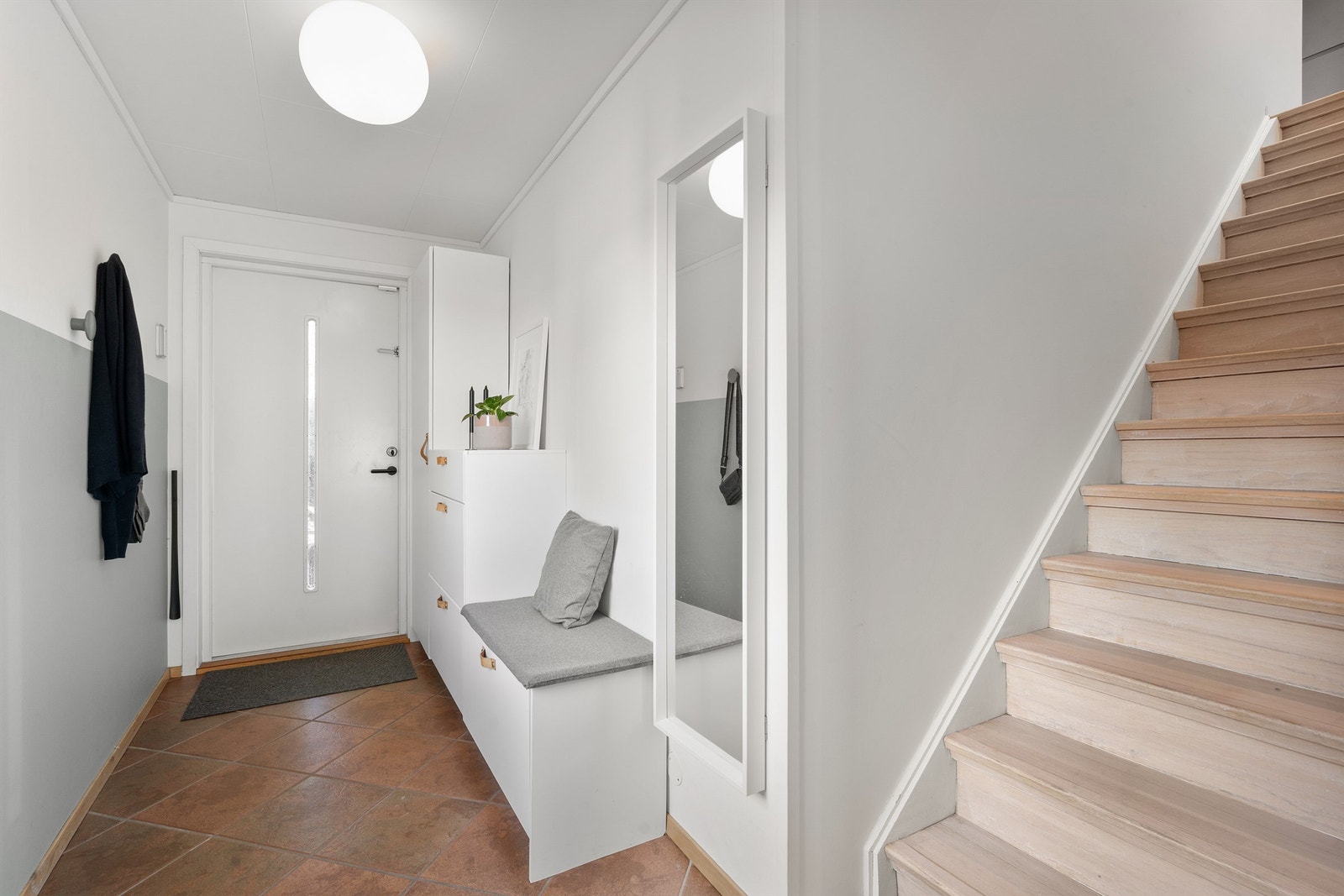 Entré med fliser på gulv, varmekabler, malte vegger og god plass til å henge av yttertøy. Fra entré er det trapp opp til 2.etg og glassdør inn til stue. Galleribilde