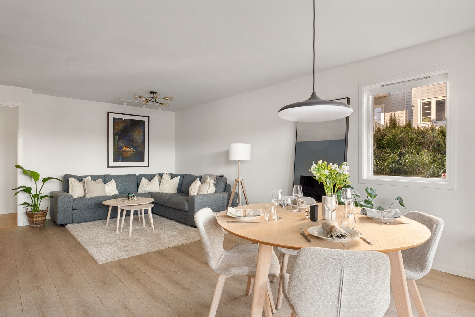 Størrelsen på stuen gir fleksible møbleringsmuligheter med plass til både større sofagruppe og stort spisebord. Galleribilde