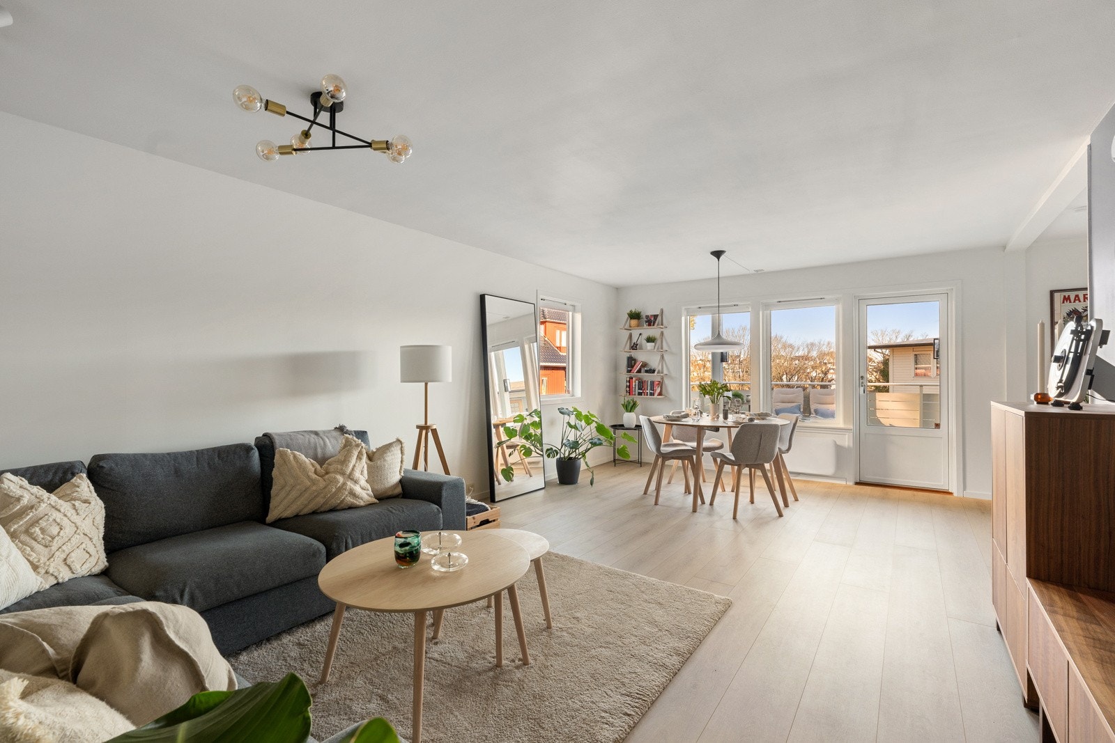 Stuen har en god takhøyde og gode vindusflater som gir leiligheten et lyst og luftig preg. Galleribilde