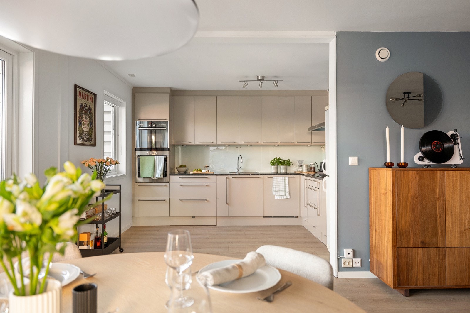 Oppholdsrommet består av en åpen stue og kjøkkenløsning som gir en sosial og moderne plan. Galleribilde